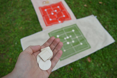 Duschtuch "Mühle" mit Spielsteinen