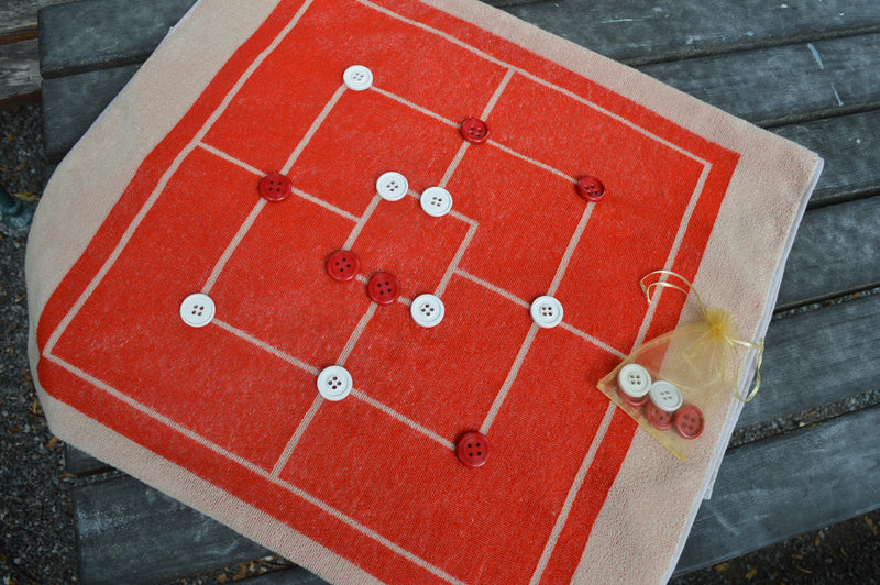 Duschtuch "Mühle" mit Spielsteinen