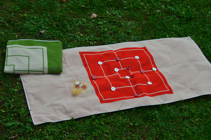 Duschtuch "Mühle" mit Spielsteinen